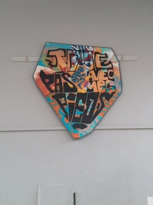 Fresque en bois réalisée par les élèves de l’Institut Diderot et mise en évidence dans le préau.