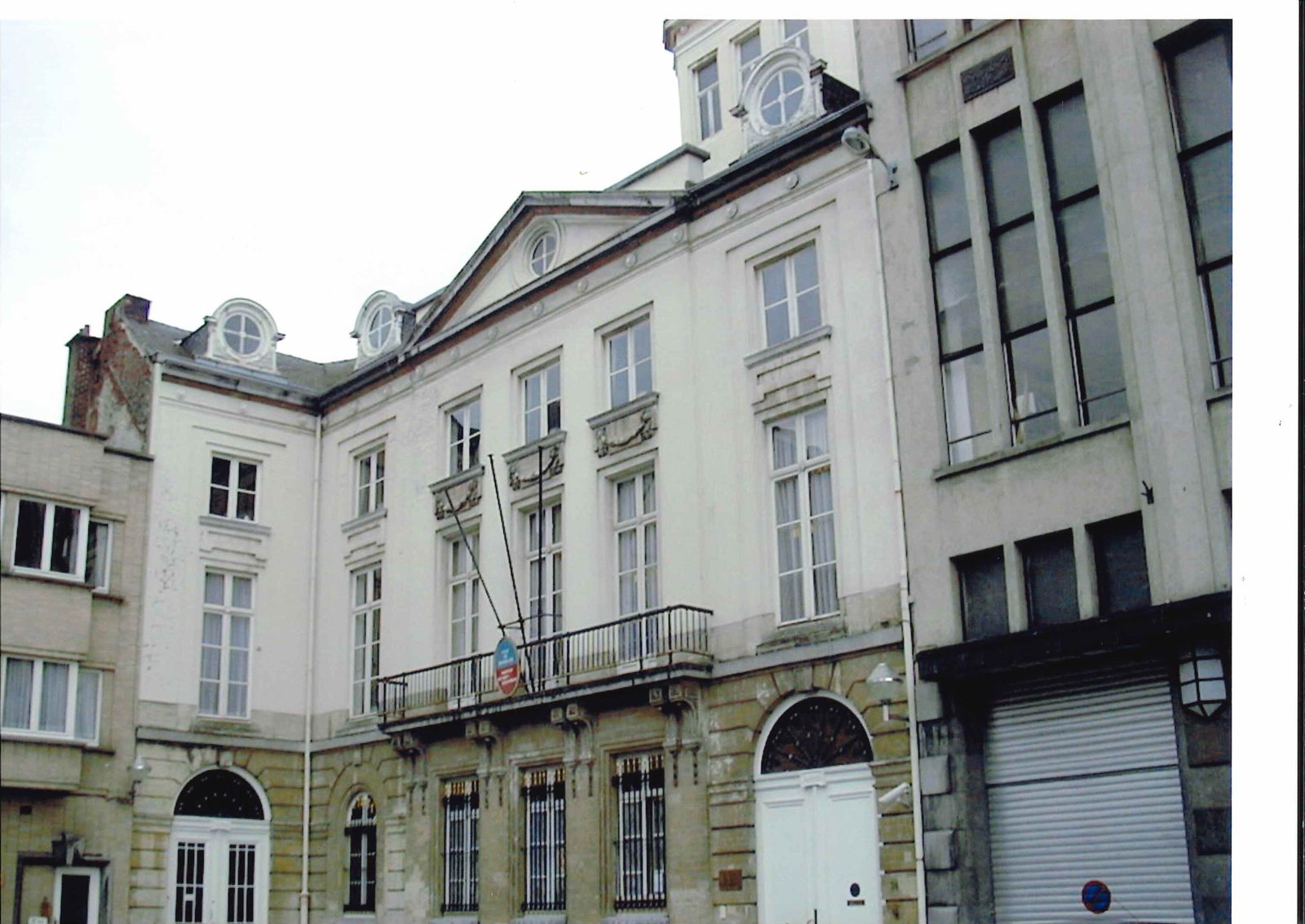 Façade néoclassique de l’ancien hôtel de maître, place du Nouveau-Marché-aux-Grains, avec son avant-corps central surmonté d’un fronton